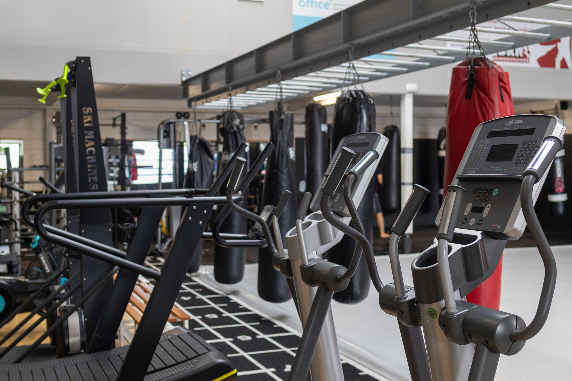 Trainingsruimte met cardio- en fitnessapparatuur bij Sportcentrum Woerden