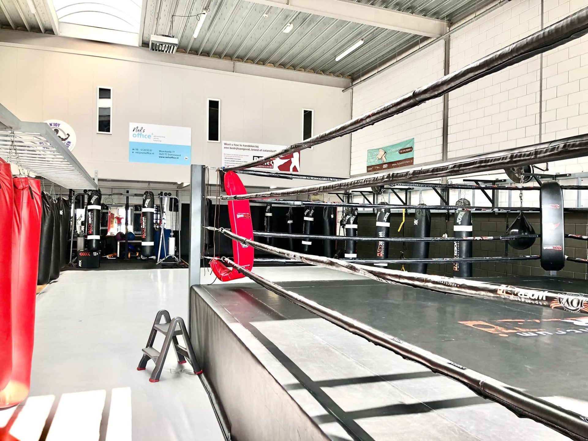 Trainingsruimte met boksring in Sportcentrum Woerden