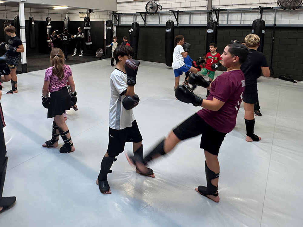 Jeugdige deelnemer tijdens kickbokstraining